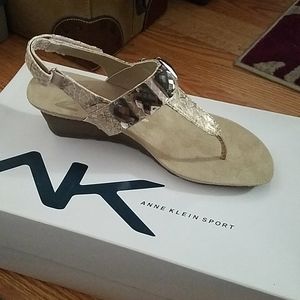 Tan wedge heels with stones